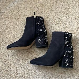 Brand New Sam Edelman Taft Embroidered Pearl Stud Booties in Size 9.5M